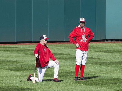 Natioanls manager Matt Williams (left) talks with third base coach Bob Henley before a game this year.