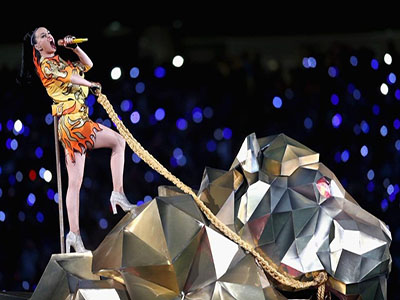 Katy Perry began her Superbowl performance with her hit Roar.