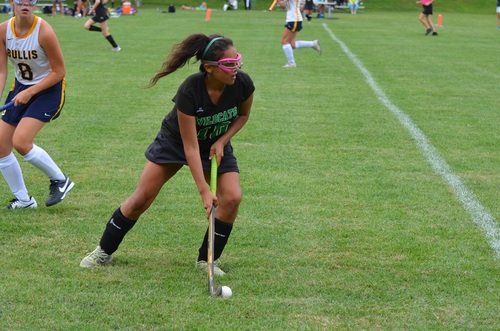 Magni Mata moves the ball past defenders. Photo Courtesy of Magni Mata (BeRecruited)
