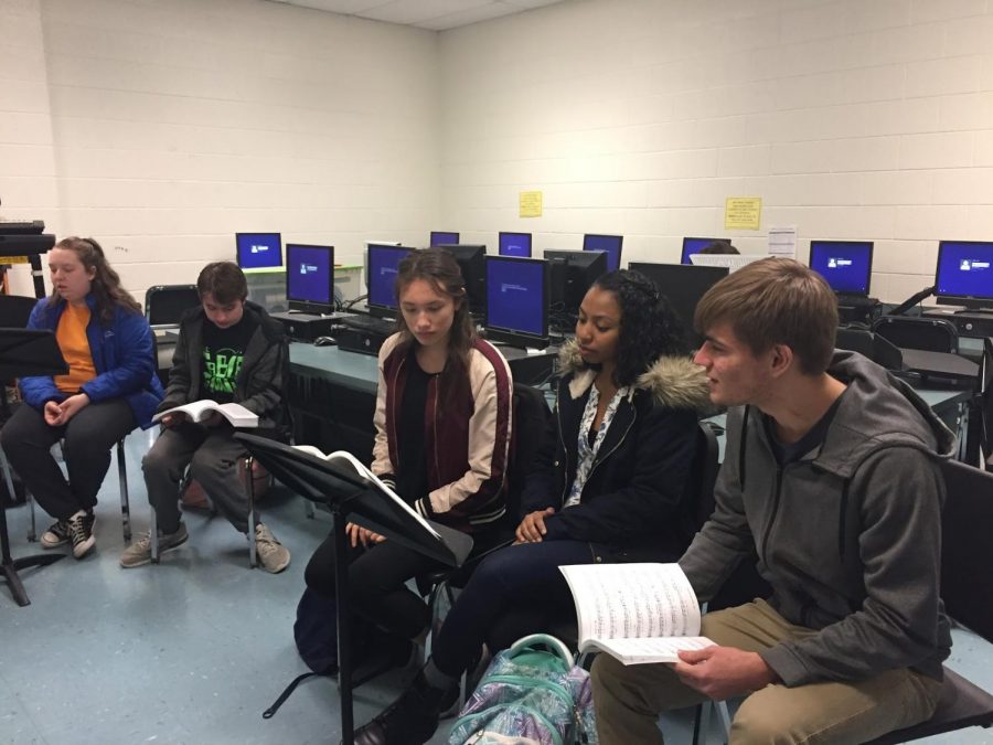 Senior Paige Chase, freshman Jeffrey Sampson, senior Maiya Trombley, junior Eva Tsitohay and senior Kevin Kauffman rehearse for “Mary Poppins.” Photo by Julia Eisen.  
