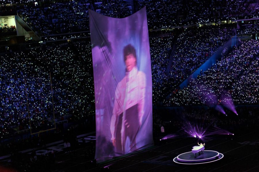 A+giant+projection+of+Prince+accompanies+Timberlake+as+he+sings+I+would+Die+4+U.