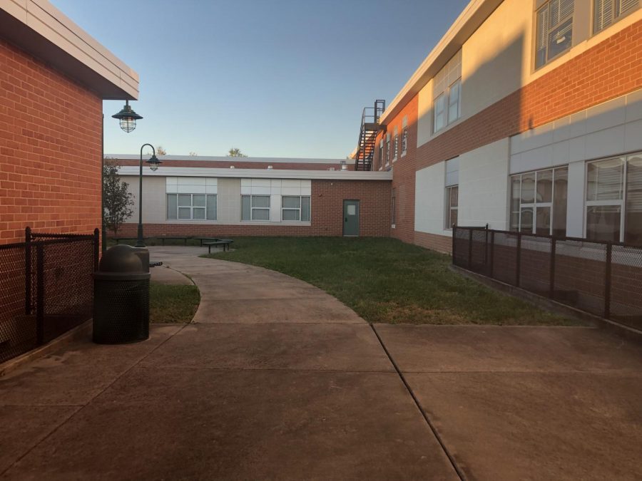The WJ courtyard located near the auditorium has several benches, encouraging students to sit outside. Many students eat lunch in these courtyards to get a break from school. 