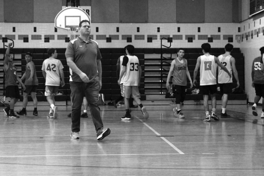 New basketball head coach Kevin Parrish runs drills during a practice. Parrish looks to build on last season’s five victories heading into this season.