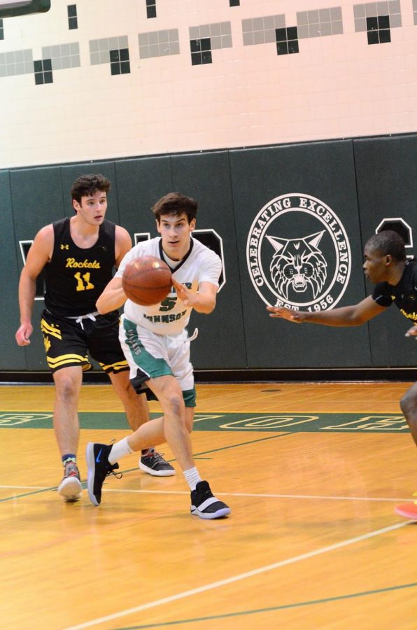 Senior Hank Roll passes to a teammate in a game against RM. RM would later be disqualified from playoff contention.