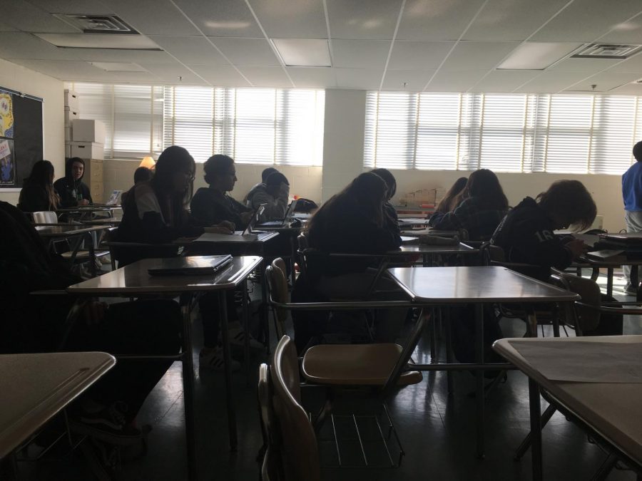 Students+both+socializing+and+studying+in+Adam+Graham%E2%80%99s+sophomore+Honors+English+class+during+the+wellness+period.+Wildcat+Wellness+gives+students+the+time+to+either+relax+and+take+a+break+from+work+or+catch+up+on+assignments.+Photo+by+Benicio+Balignot.
