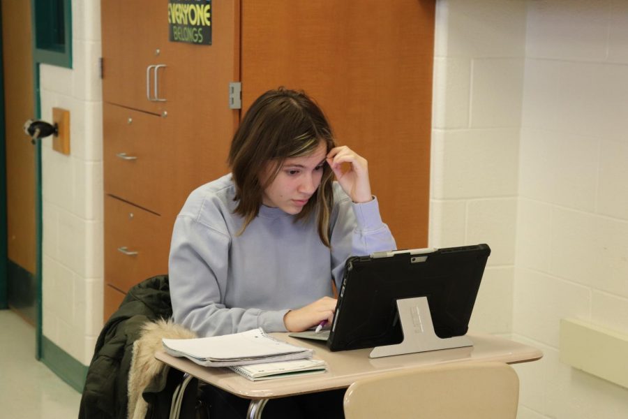 Junior Gabi Alvarez works on an assignment on her computer during Wildcat Wellness. Many students have benefited from the extra opportunity to get homework done during this period. Photo by Eleanor Wright