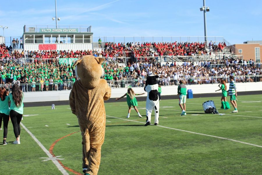 SGA+President+Jacqueline+Moss+leads+the+traditional+seniors+chant+to+begin+the+pep+rally%2C+while+the+other+members+of+the+SGA++try+to+pump+up+the+crowd.