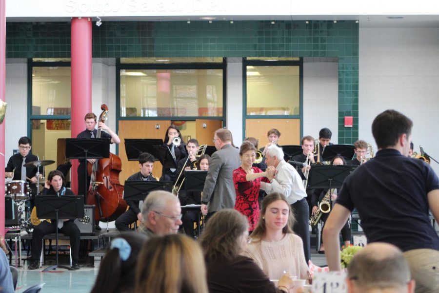 Couples dance while jazz band plays their favorite tunes. Meanwhile, students chat with guests and make them feel welcome.