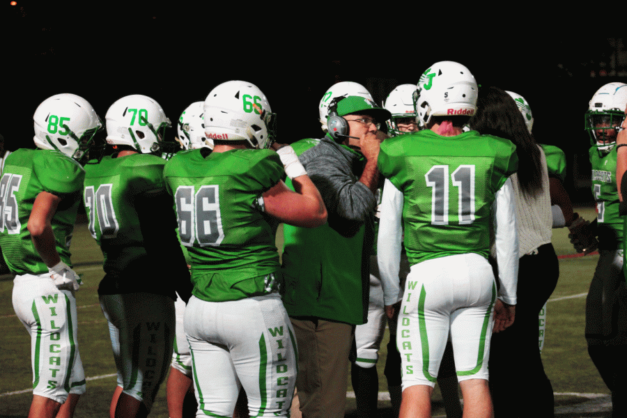 Varsity+football+coach+Larry+Hurd+Jr.+talks+to+his+team+at+the+WJ+Homecoming+football+game.+The+Wildcats+boasted+a+record+season%2C+starting+the+year+at+4-0.