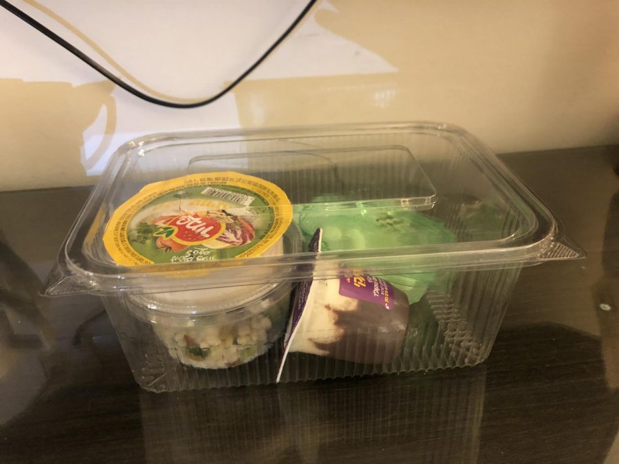 Guests of the hotel received three meals a day and could order food delivery from other locations if they wished. Provided meals usually consisted of vegetables, a main meat course (a vegetarian option was available) and one or two snacks.