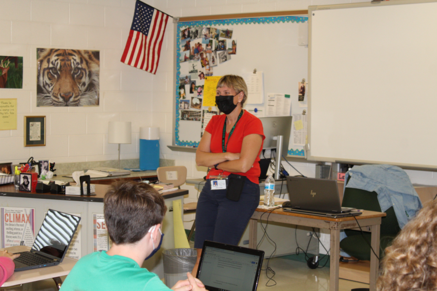 English+teacher+Jenelle+Ryan+leads+her+classroom+behind+a+mask.+Its+been+a+challenge+this+year%2C+but+Ryan+has+enjoyed+being+back+in+the+classroom+with+her+students.