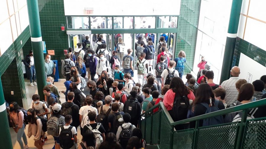 Overcrowding+is+common+at+WJ+as++thousands+of+students+walk+through+the+halls+to+get+to+classes.+Some+students+did+not+wear+masks+properly%2C+ignoring+the+schools+masking+requirements.