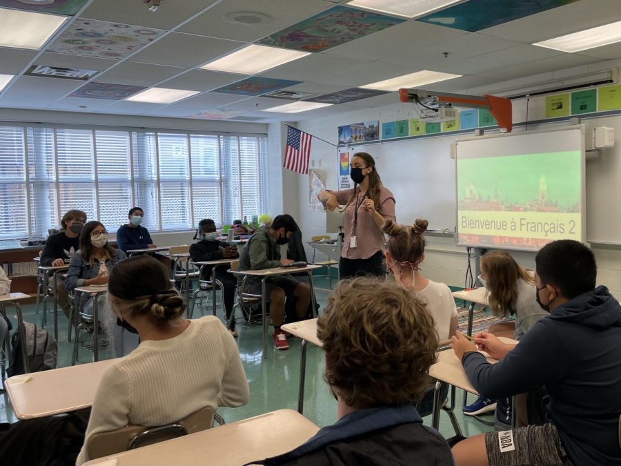 Maggie Schlichter teaches students of various grade levels in 4th period French 2A. Schlichter and other WJ teachers had to make their classroom policies more accommodating of different skill levels following the COVID-19 pandemic.