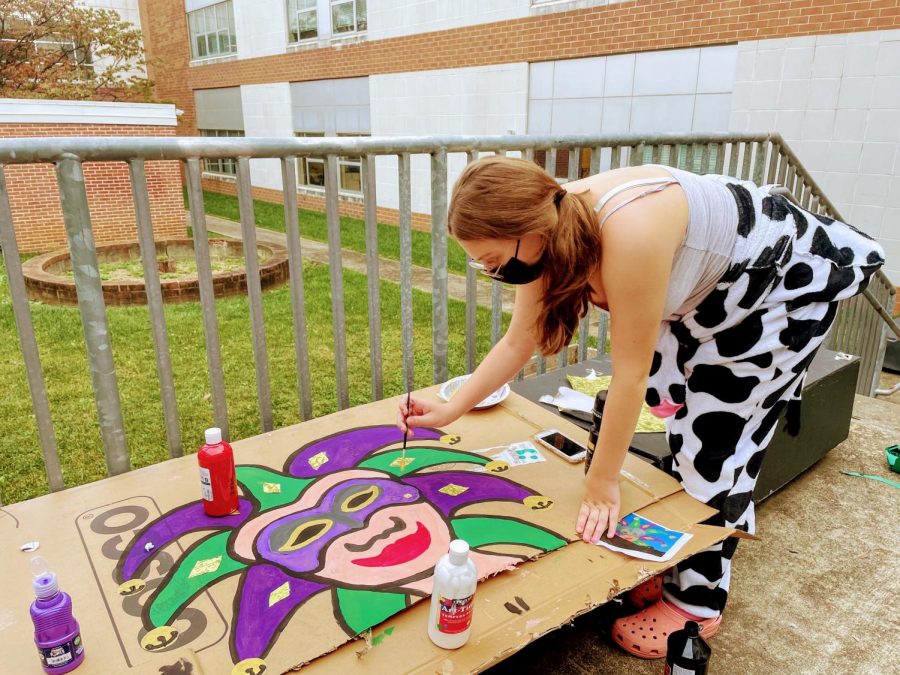 Senior Summer Garcia paints a classic Mardi Gras jester to adorn the Student Commons wall. Seniors researched Mardi Gras traditions and the Harlequin character was one of them.