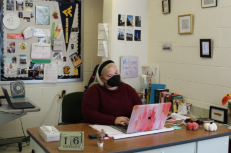 English teacher Ashley Herdman inserts grades into the grade book as the quarter ends. Herdman had a lot of assignments to put in from previous weeks, in addition to new assignments.