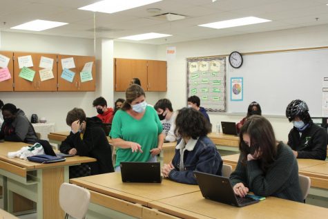 Health teacher Lorraine Goldstein assists her students with an in-class assignment. While in-person assignments are fairly low-stress, the work level differs for online health class.
