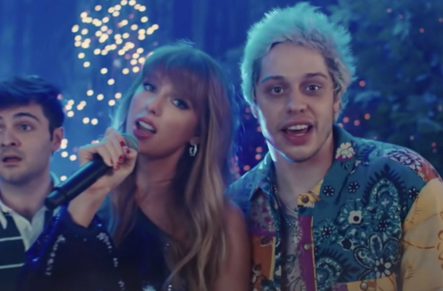 Taylor Swift sings her bridge in the SNL skit, Three Sad Virgins alongside Pete Davidson. Swift appeared as a guest on the show the night after Red (Taylors Version) dropped. Her appearance on such a well-known talk show exposes Red (Taylors Version) to wider audiences.