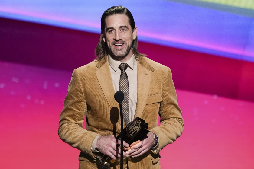 Packers QB Aaron Rodgers wins his second MVP award in a row at the NFL Honors for the 2021-2022 season. This is his 4th one, and the 2nd most in history.