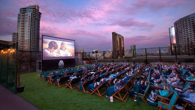 As Covid restrictions are being lifted, eager moviegoers are happy to return to the theaters. In Houston, people have improvised in a safer way; they watched from outside in comfortable chairs under a bright purple sky.