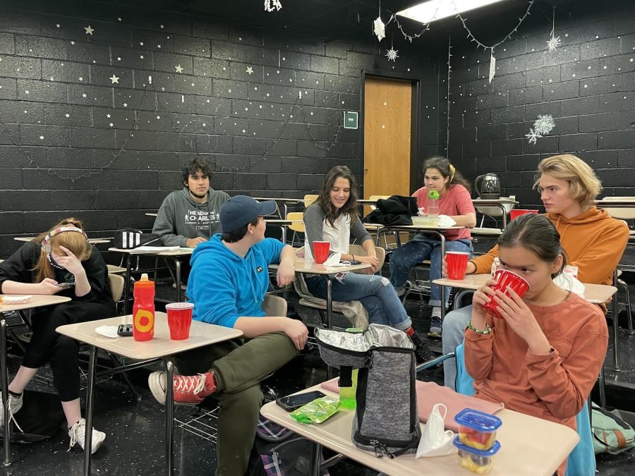 From left: seniors Carrie Liffiton, Saul Meacham, Felix Bellotti, Sofia Montes Garzon, Tara Sandman-Long, Kayden Reff and Hunter Hicks enjoy freshly-brewed tea. My favorite part of the Tea club is hanging out with people, doing something you dont usually do, Garzon said.