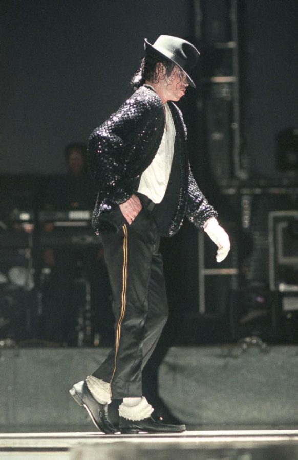 Michael+Jackson+does+his+signature+moonwalk+while+performing+smash+hit+Billie+Jean%2C+making+the+dance%2C+song%2C+and+attire+iconic.