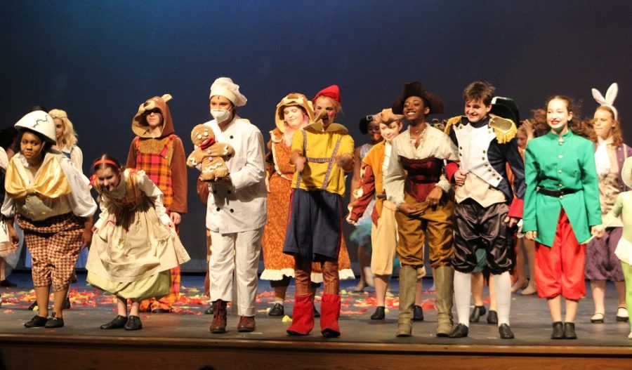 Cast members bow at the end of the performance.