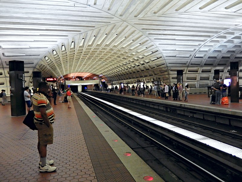 Metro+riders+wait+for+a+red+line+train+at+the+Metro+Center+station.+Metro+Center+is+one+of+the+major+transfer+points+in+the+Metro+system.