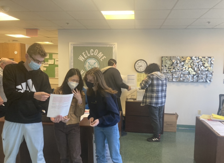 Presenters Aidan Cohen (left), Lammai Nguyen, Ella Murray, Bradley Landis and Kiki Gazit (right) during second period morning announcements. All announcers were present to brainstorm ideas and backup their collegues