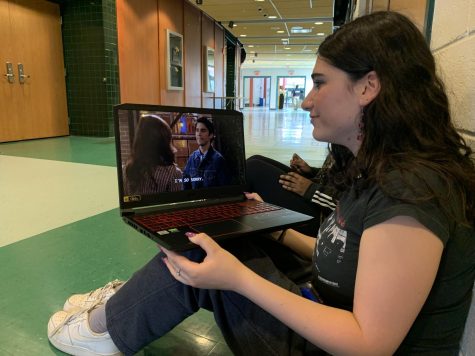 Junior Pearl Hoffman watches Gilmore Girls Season 6 episode 8, when Jess meets Logan for the first time and calls out Rory for her unusual behaviour.