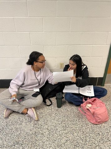 Freshmen Nikita Gonzalez and Ibtisam Ferried study while eating during lunch. Students take advantage of their hour-long lunches to eat and take care of their school work.