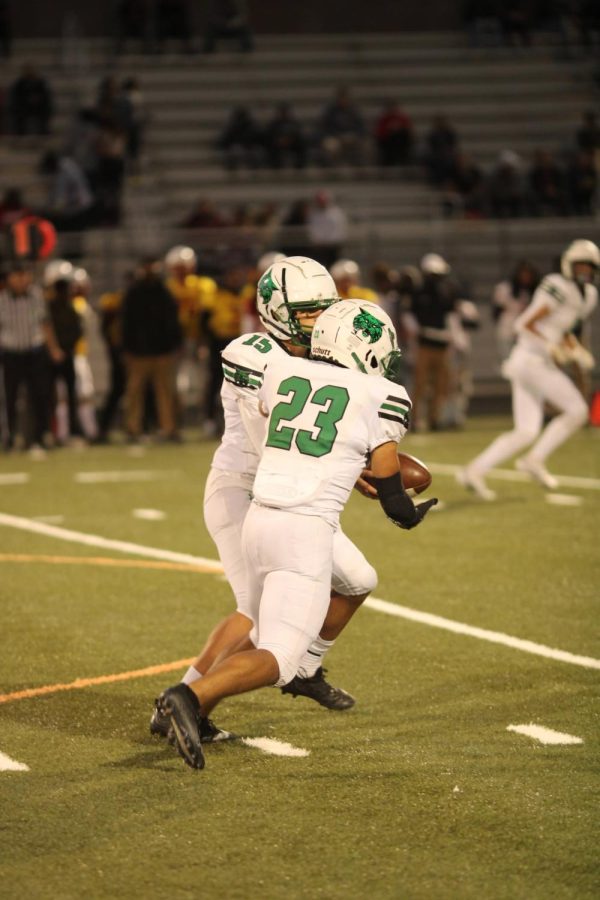 Senior quarterback Andrew Plotnick hands off the ball to senior running back Kiran Sen. Both players hope to find similar connection against Northwest. “I am confident in our team’s ability to come back after a loss last year, and we have the talent to perform well,” Sen said.