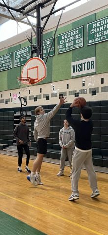 Junior Wills Baker and Senior Parker Koenig play PE basketball against each other. Many WJ students wear sweatpants and hoodies on days the main gym is cold.