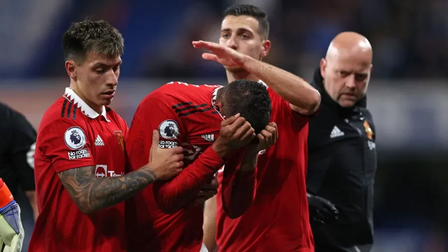 Rafael Varane leaves the field after also picking up a hamstring injury in Manchester Uniteds 1-1 draw against Chelsea. The defender is predicted to miss several weeks before the world cup.