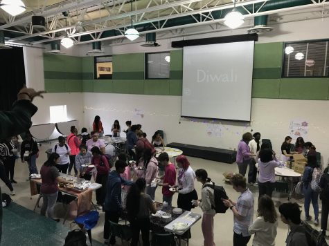 The student commons are occupied to commemorate the Indian festival Diwali on Oct. 26. With every table occupied, students not participating in the ceremony were not able to eat lunch peacefully.