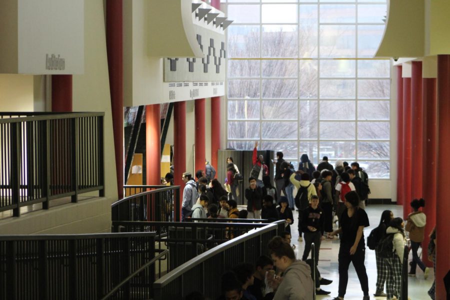 Students wait in line for food and walk around to greet friends. The noise and crowding of the cafeteria is a commonly-noted drawback.