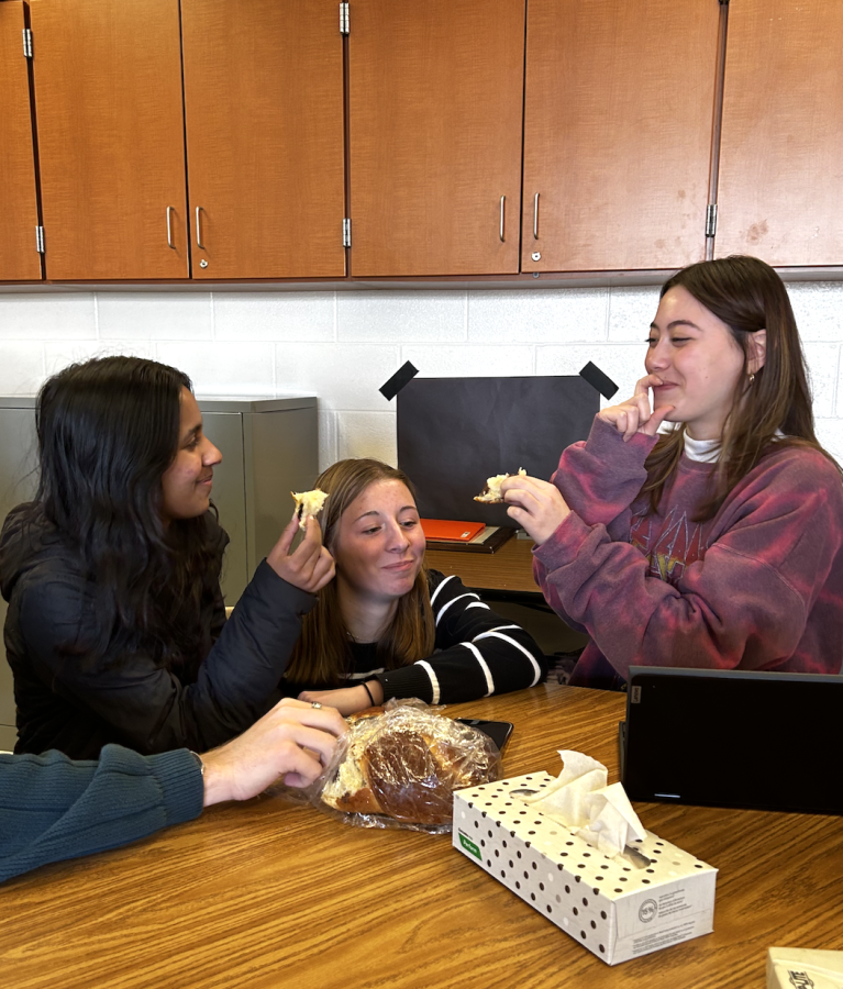 Students+enjoy+fresh+chocolate+challah+bread+from+WJ+Bread.