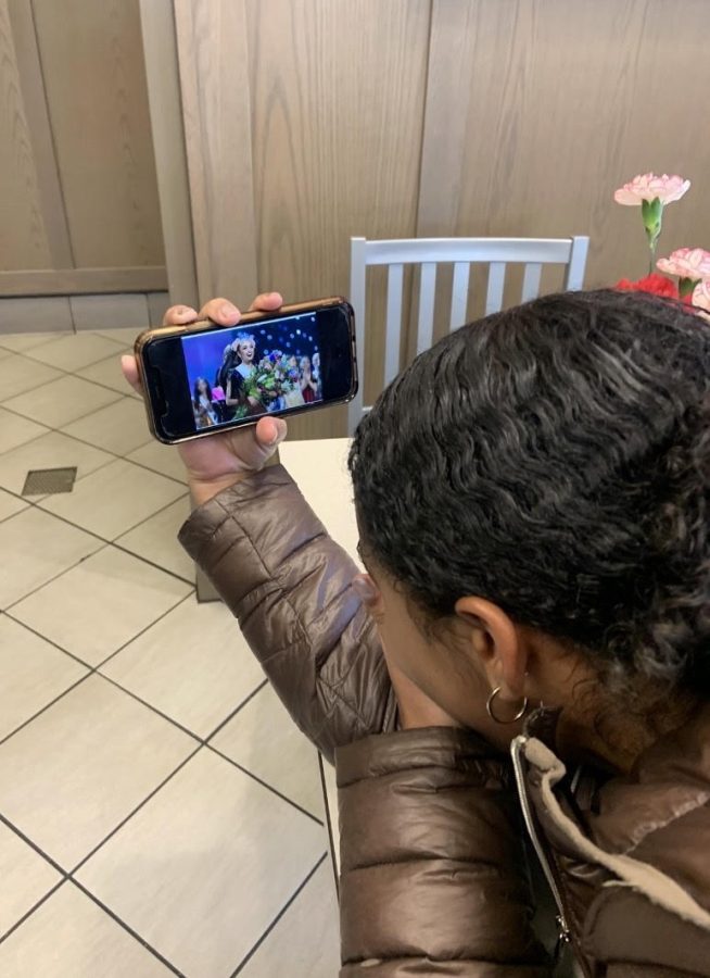 Sophomore Lianis Melo watches the recap of Miss Universe on her phone. Melo was amazed by the character of the crowned Miss Universe.