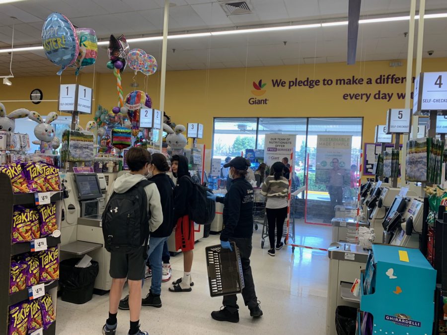 A+Giant+employee+directs+WJ+students+through+self-checkout.+G-Square+employees+are+inconvenienced+by+some+students+sometimes+which+is+why+WJ+Counseling+stepped+in+to+offer+them+mental+health+services.