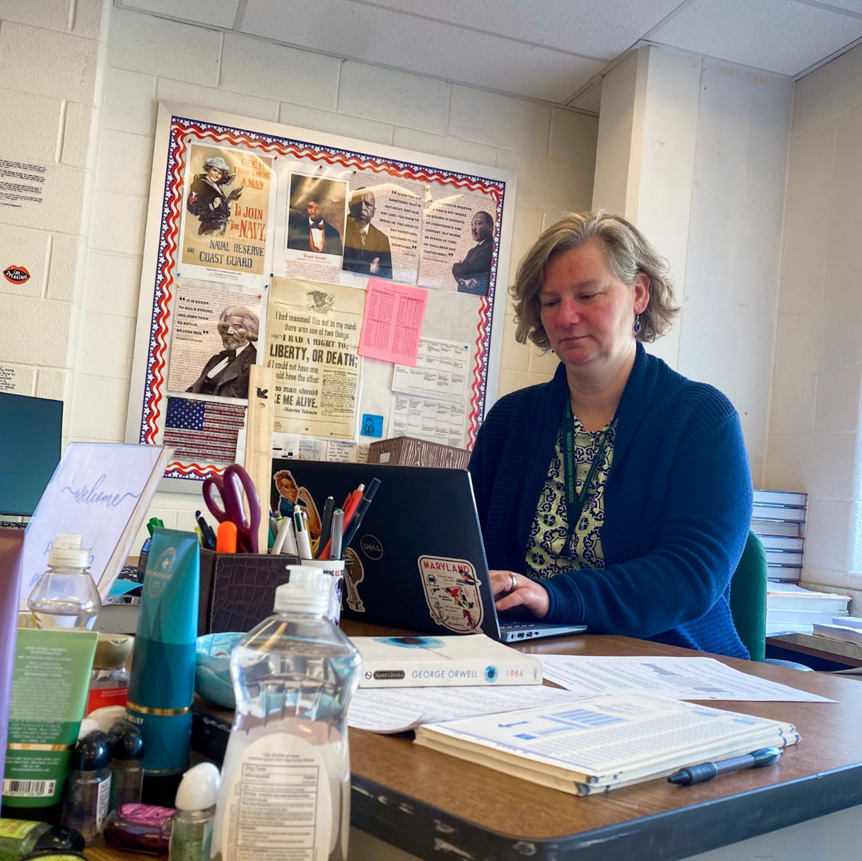 AP US History teacher Katherine Simmons sits at her desk, responding to emails before she starts grading the recent AP US History DBQ assignment. Although it was a lunch period, technically time for relaxation, teachers who don’t take advantage of the extra time to catch up on work are rare.