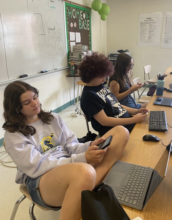 During+their+Journalism+1+class%2C+freshmen+Bea+Roberts%2C+Gabby+Davis+and+sophomore+Elli+Karistinou+challenge+each+other+to+various+games+on+their+phones.+The+students+could+be+using+their+time+more+efficiently+by+working+on+their+upcoming+Pitch+articles.