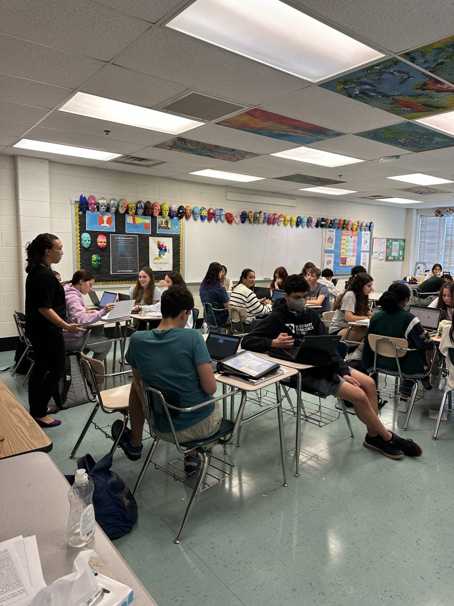 Allison Ewing, new AP Psych teacher, lectures her seventh period class. Ewing has taught for 17 years and came to WJ to make her commute easier.