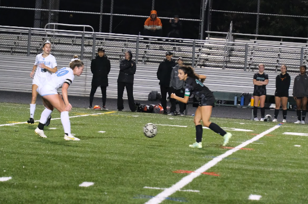 Senior+Irena+Sanchez-Burgueno+faces+off+against+Whitman+senior+Riley+DeMartina.+After+scoring+her+first+goal%2C+Sanchez-Burgueno+worked+to+keep+the+momentum+going.++%E2%80%9CWe+did+well+in+dominating+the+play+in+the+second+half+through+pressing%2C+attacking+runs%2C+and+generating+scoring+opportunities%2C%E2%80%9D+Sanchez-Burgueno+said.