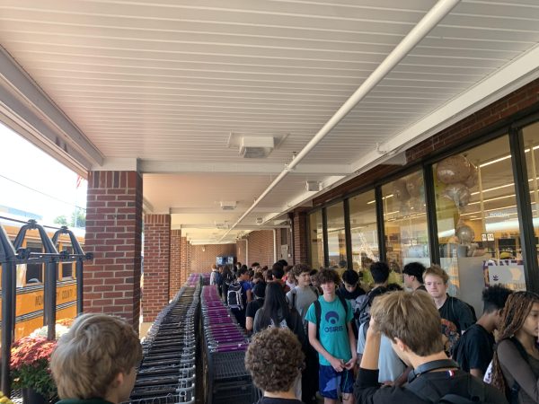 Students wait in line to enter Giant in Georgetown Square on Sept. 14. On this particular day, the people at the back waited for about 15 minutes