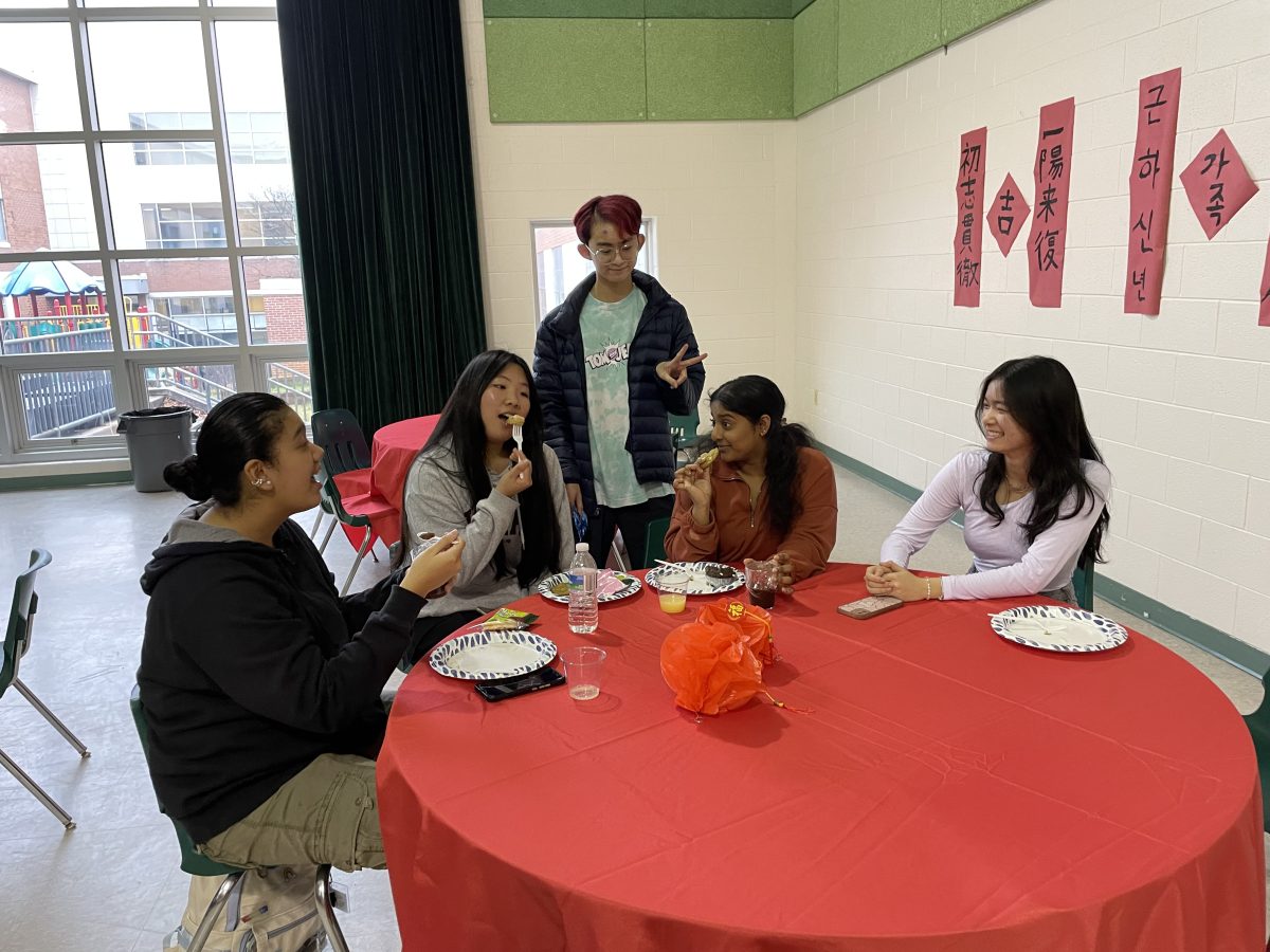 (from left) Senior Rissel Anog, sophomore Lina Yu, seniors Tebi Diskul, Yashawini Jayakumar and Linh Nguyen enjoy their meal as they chat about the different snacks theyre having and other fun conversations.