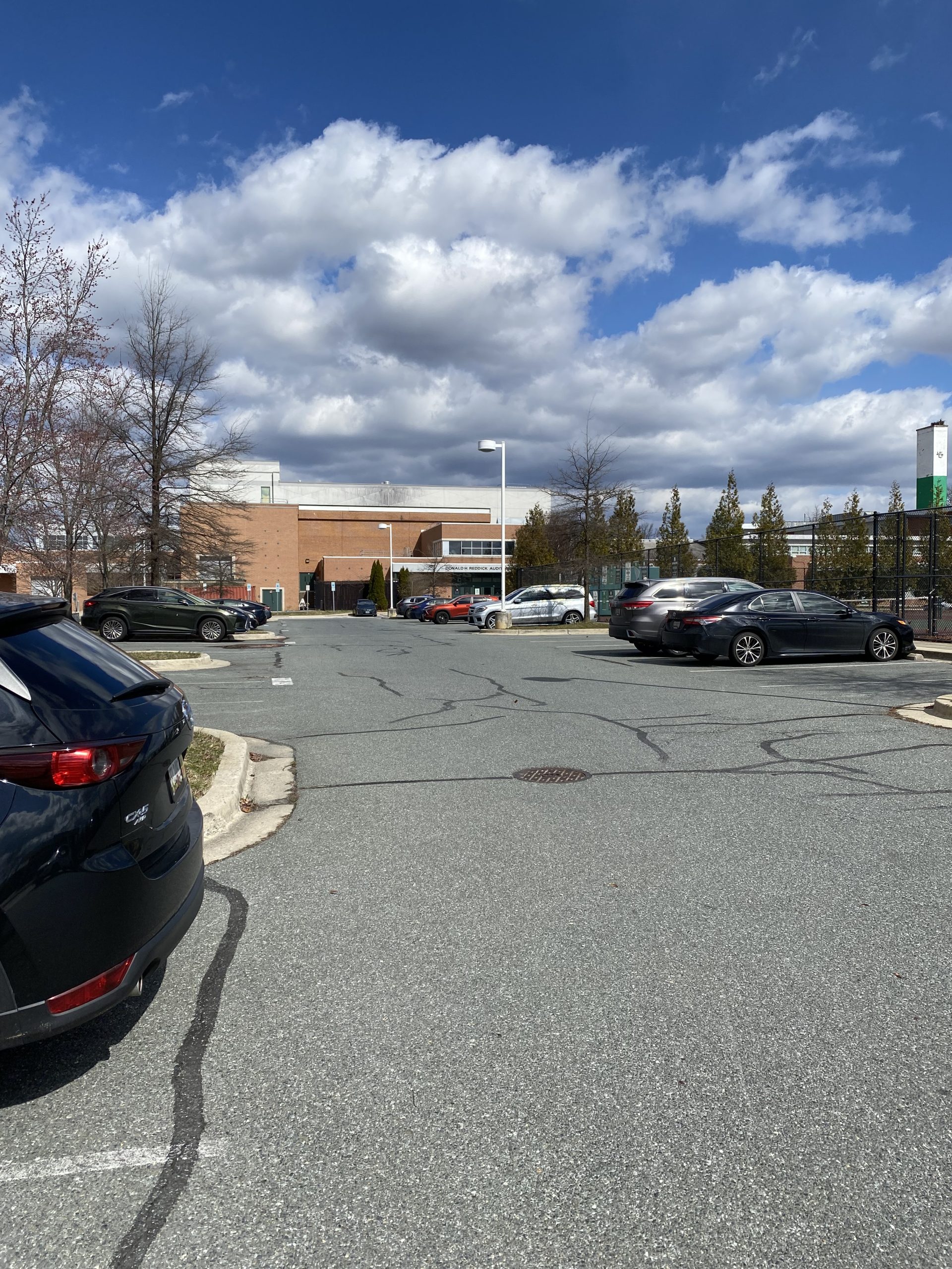 Despite it being a Sunday, with most students relaxing at home, some cars are still parked in the WJ parking lot. Nevertheless, there were plenty of empty spots to practice parking.